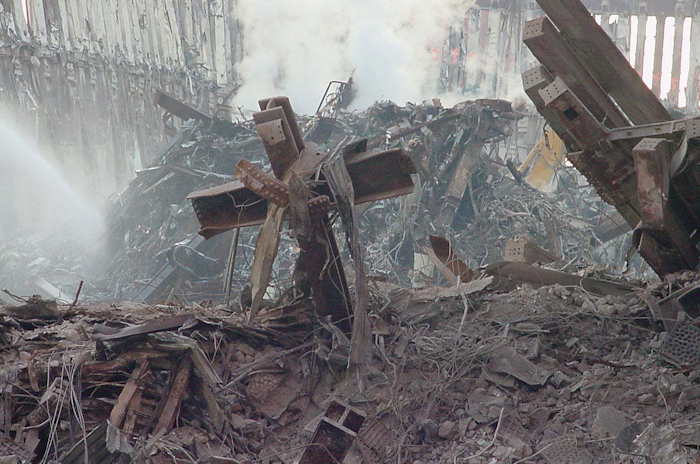 Croix formée de poutrelles apparue à la suite de l'effondrement des deux tours du WTC