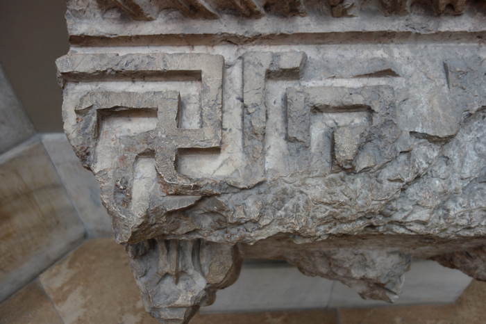 Détail (— Swastika —) d'une frise sculptée au Pergamonmuseum — Berlin