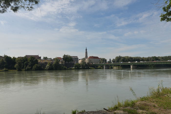 Braunau-Am-Inn vue depuis Simbach-Am-Inn sur la rive Allemande de l'Inn