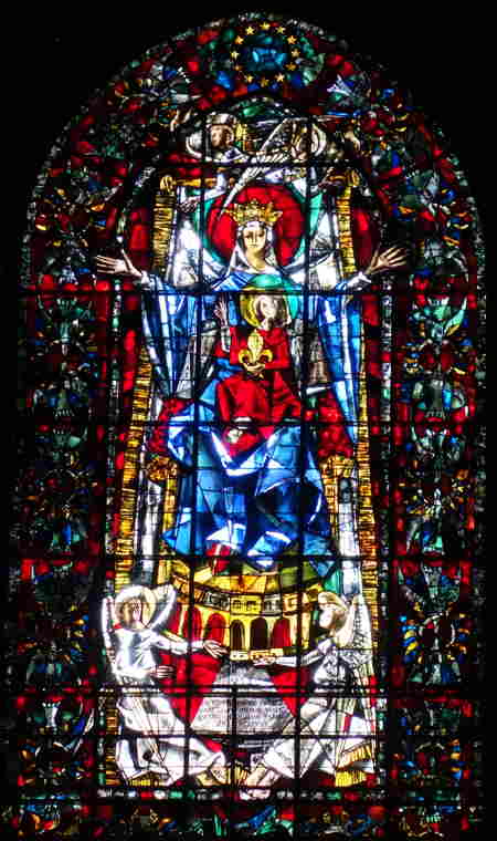 Vierge à l'enfant — Vitrail dans le chœur de la cathédrale de Strasbourg
