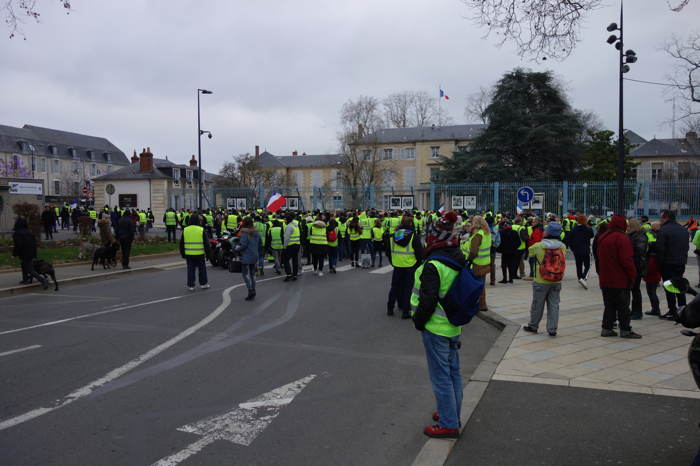 Gilets jaunes stoppés par des CRS avec la Préfecture en arrière-plan - Nevers