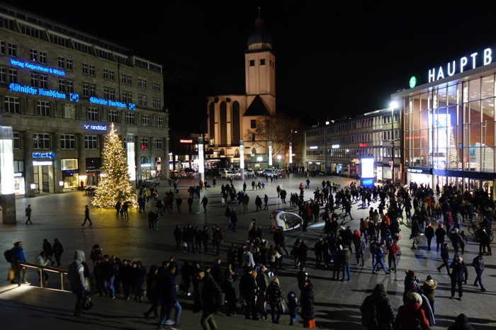 Place de la gare vue depuis le parvis de la cathédrale — Maastricht