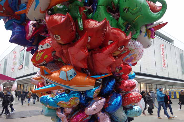 Bouquet de baudruches en vente sur la rue neuve — Bruxelles