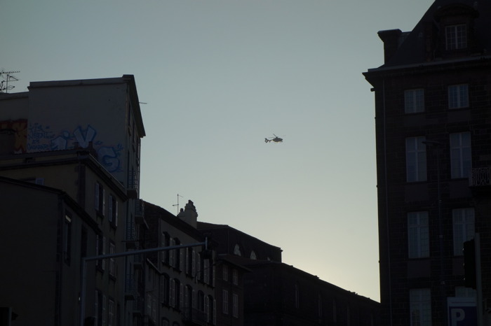 Hélicoptère survolant les toits Ckermontois — Clermont-Ferrand