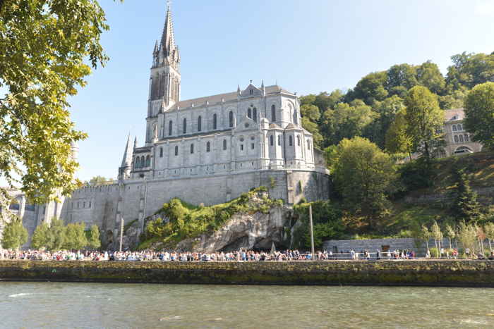 Basilique construite au-dessus de la grotte — Lourdes