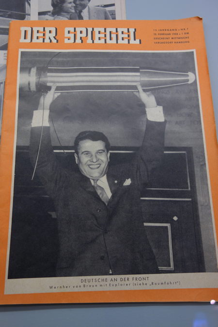 W. Von Braun posant avec une maquette de fusée en couverture du Spiegel