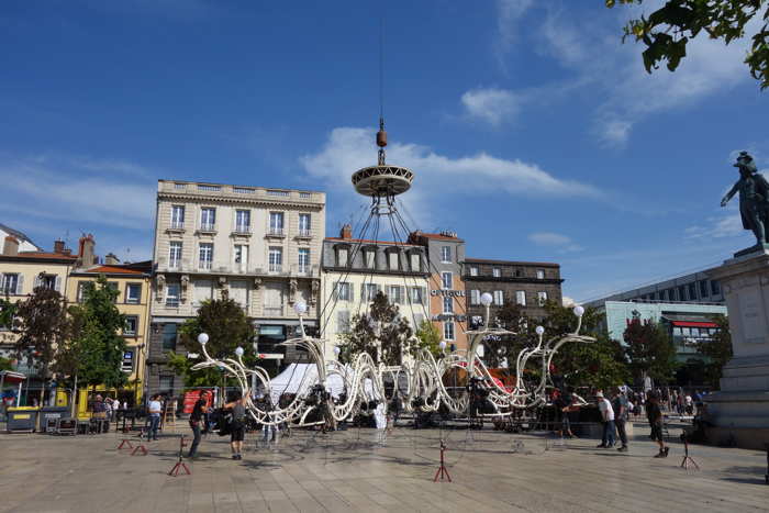 Lustre monumental sur la Place de Jaude en Effervescences