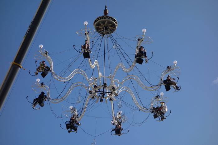 Lustre monumental habité par un orchestre suspendu au-dessus de la Place de Jaude en Effervescences