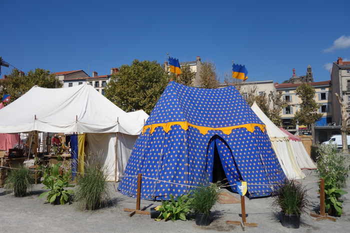 Tentes sur la Place du Breuil — Fête du roi de l'oiseau — Le Puy-en-Velay