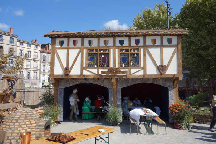 Construction éphémère sur la Place du Breuil — Fête du roi de l'oiseau — Le Puy-en-Velay