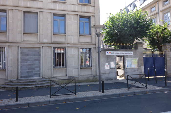 Préfecture en bordure de la Place du Breuil — Fête du roi de l'oiseau — Le Puy-en-Velay