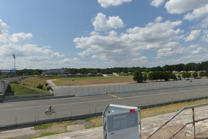 Signalétique au sol du circuit de course aumobile sur le sur le Zeppelin Feld