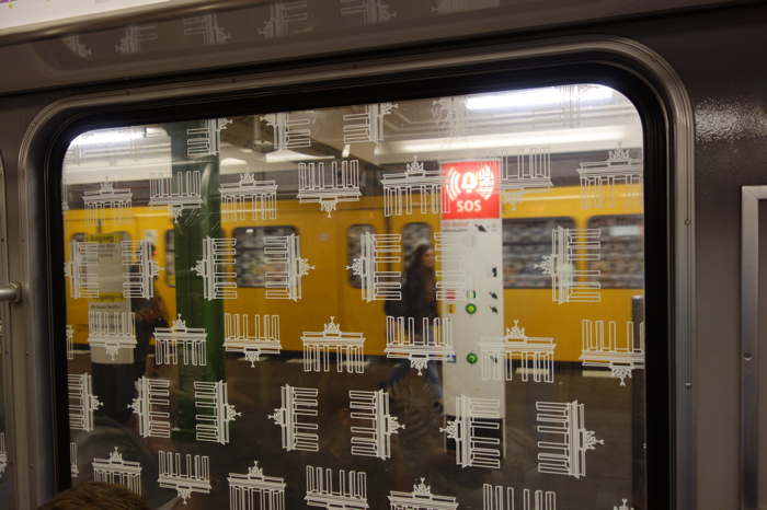 — Logos Porte de Brandeburg sérigraphiés sur les vitres du métro — Berlin —