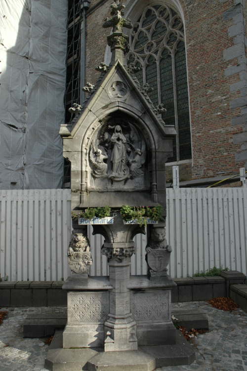 Monument de?Ldie?L a` la Madone dans une rue d'Utrecht  