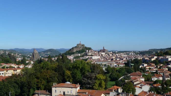 — Vue panoramique du Puy-en-Velay —