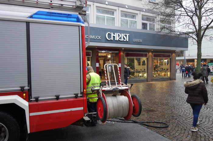 — Véhicule de sapeurs pompiers devant l'horloger/bijoutier Christ — Aachen/Aix-La-Chapelle —