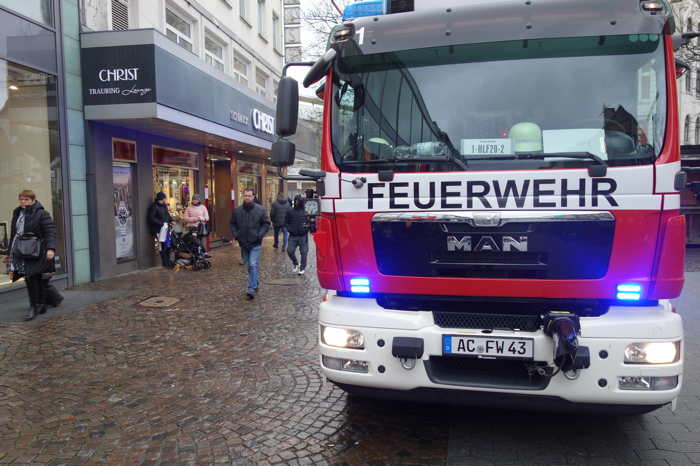 — Véhicule de sapeurs pompiers devant l'horloger/bijoutier Christ — Aachen/Aix-La-Chapelle —