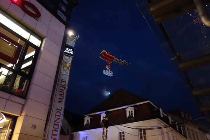 — Traîneau, nacelle et Rennes du Père Noël suspendus sur un câble — Saarbrücken —