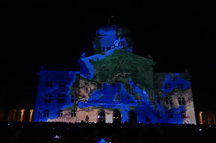 — "Rendez-vous" Bundesplatz (Place du Parlement du 19/10 au 23/11 — Berne —  — Lightshow: First step sur la Place du Parlement — Berne —