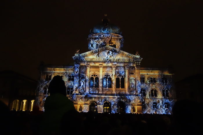 — "Rendez-vous" Bundesplatz (Place du Parlement du 19/10 au 23/11 — Berne —  — Lightshow: First step sur la Place du Parlement — Berne —
