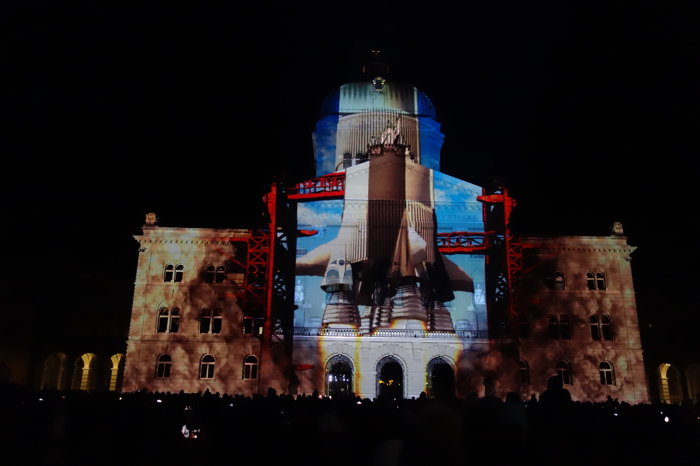 — "Rendez-vous" Bundesplatz (Place du Parlement du 19/10 au 23/11 — Berne —  — Lightshow: First step sur la Place du Parlement — Berne —