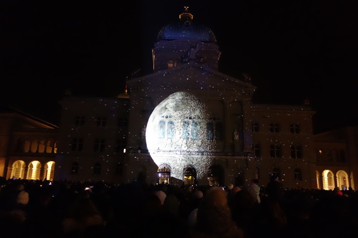 — "Rendez-vous" Bundesplatz (Place du Parlement du 19/10 au 23/11 — Berne —  — Lightshow: First step sur la Place du Parlement — Berne —