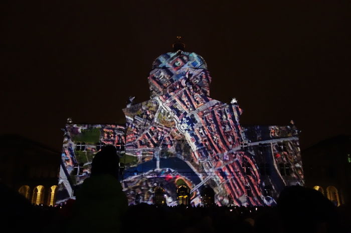 — "Rendez-vous" Bundesplatz (Place du Parlement du 19/10 au 23/11 — Berne —  — Lightshow: First step sur la Place du Parlement — Berne —