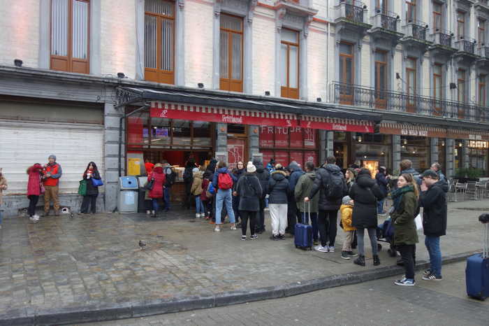 — Queue devant une friterie - Quartier de la Bourse - Bruxelles —