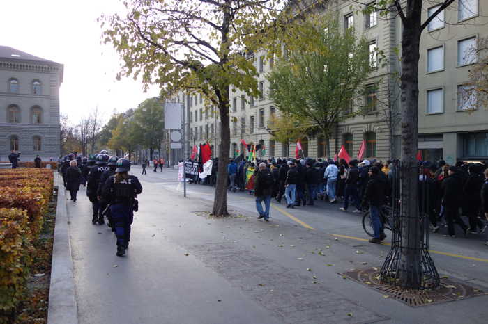 — Manifestatants "accompagnés" quittant la Place du Parlement — Berne —