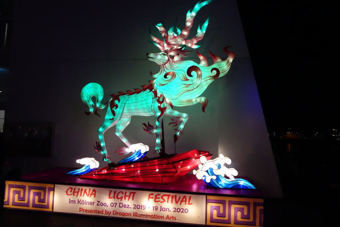 — China Light Festival — Marché de Noël en bordure du port sur le Rhin — Cologne —China Light Festival — Marché de Noël en bordure du port sur le Rhin — Cologne Light Festival — Marché de Noël en bordure du port sur le Rhin — CologneChina Light Festival — Marché de Noël en bordure du port sur le Rhin — CologneChina Light Festival — Marché de Noël en bordure du port sur le Rhin — CologneChina Light Festival — Marché de Noël en bordure du port sur le Rhin — Cologne