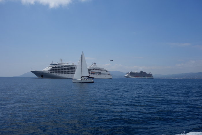 Navires de croisière au mouillage en baie de Cannes - Cannes