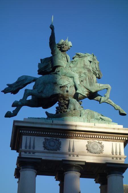 — Entre ombre et lumière —  — Statue de Vercingétorix d'A. Bartholdi — Place de Jaude — Clermont-ferrand —