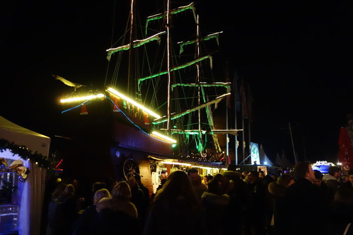 Marché de Noël en bordure du port sur le Rhin — Cologne