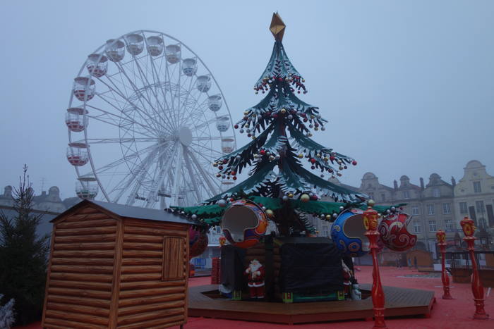 NOE ou Nouvel Ordre Économique?  — Marché de Noël fermé sur la Grand'Place - Arras —