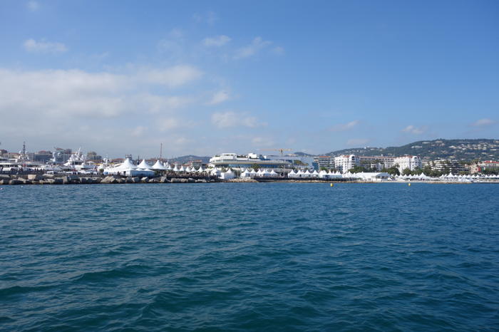 — Palais du Festival et tentes chapiteaux vus depuis la mer - Cannes —