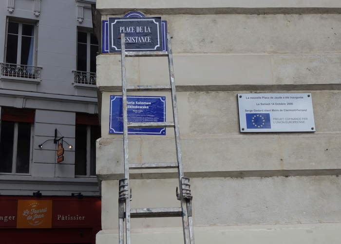 — Pause par les GJ d'une plaque "Place de la Résistance — Place de Jaude - Clermont-Ffd —