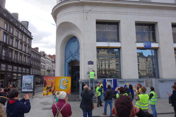 — Pause par les GJ d'une plaque "Place de la Résistance — Place de Jaude - Clermont-Ffd —