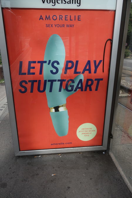 — Publicité d'abri-bus — Stuttgart —