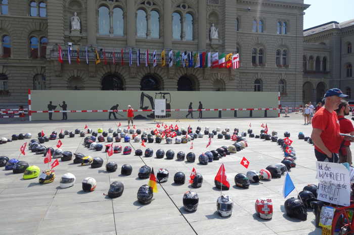 Manifestations anti 5G/Masques/confinement à Berne devant le Parlement samedi 1er août — Bern/Berne —