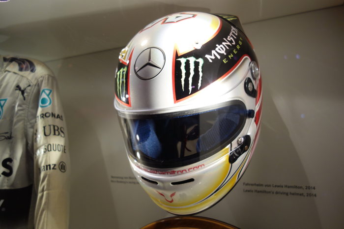 — casque de pilote: Msée Porsche — Stuttgart —