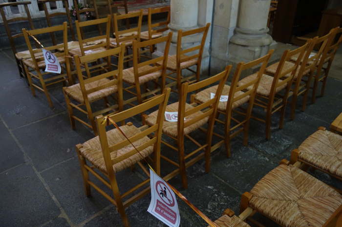 — Avertissements Covid 19 sur les chaises d'une église — Beaulon —