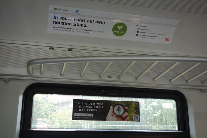 "Ich bin des Weg, die Wahreit, das Leben"  "Je suis le chemin, la vérité, et la vie"  — Pub chrétienne sur une baie vitrée d'un train de banlieue — Stuttgart —