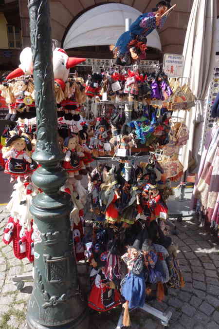 — Présentoir de sorcières - Place de la athédrale de Strasbourg —