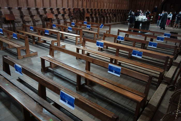 — Avertissements Covid 19 sur les bancs d'une abbaye — Chaise-Dieu —