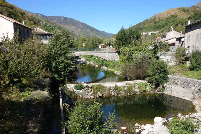 Le pont de la Vierge vu depuis le pont Spilate — Mayres