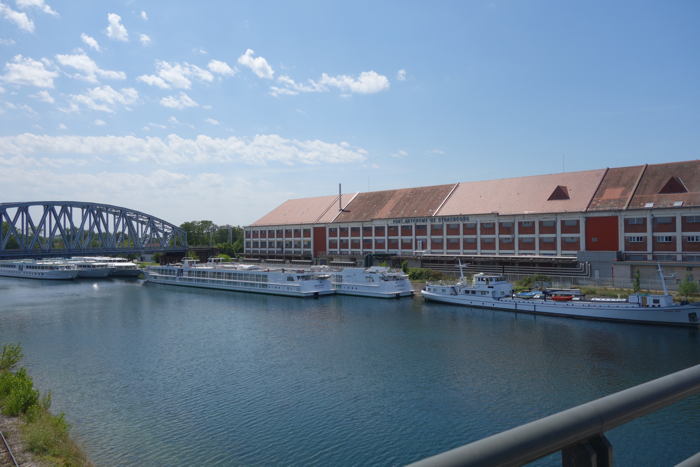— Port de Strasbourg depuis un pont sur le Rhin - Frontière Strasbourg (F)/Kehl (D) —