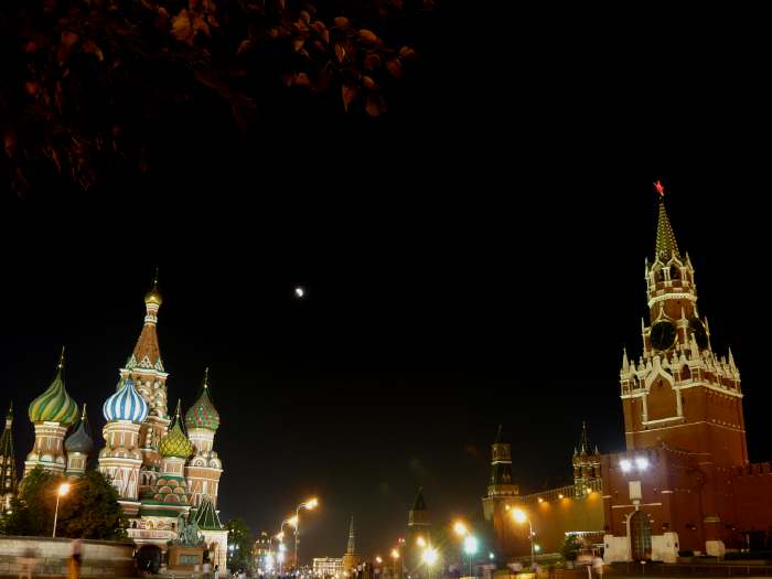 Eclipse de lune partielle sur la Place Rouge