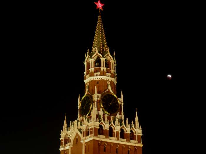 Eclipse de lune partielle sur la Place Rouge