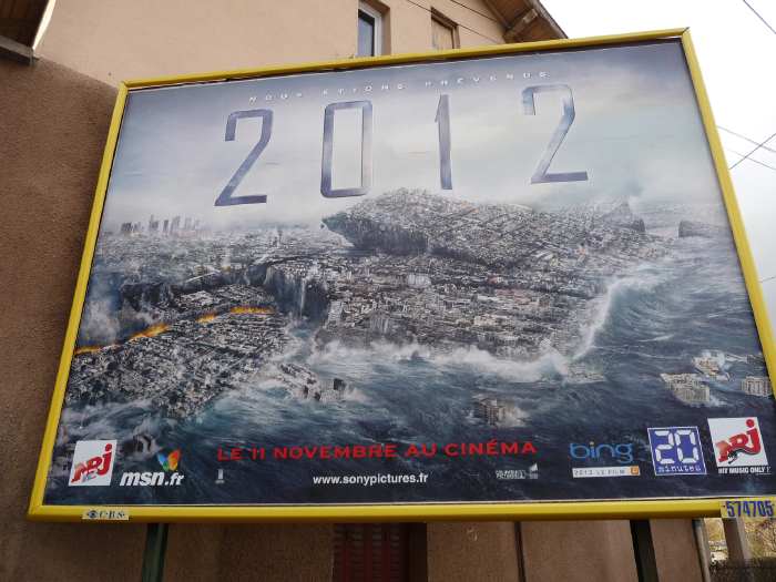 Poster/affiche du film 2012 de R. Emmerich