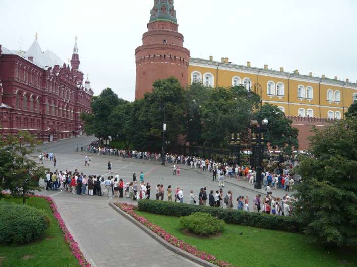 Perspective sur une voie d'accès sur la Place Rouge et le Kremlin